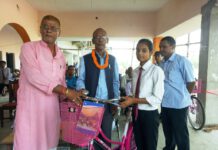 विद्यालयमा अध्यनरत बालिकहरुलाई साइकल वितरण