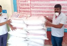 युवा नेता यादव द्वारा ५५० किलो क्लोरीन युक्त सेनिटाइजर पाउडर सहयोग