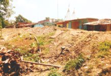 नेपाली भूमि च्यापेर भारतले बांध मरमत गर्दै , डुवानमा पर्ने खतरा भएको स्थानीयको भनाइ