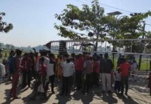 सीमा नाका खोलाउन स्थानीयले गरे विरोध प्रदर्शन