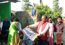 मेयर यादव दलित महिलाहरुलाई साडी वितरण गरिदै