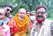 गृह जिल्ला आएका झा का बाटो बाटै मन्त्रि पद चट , झन्डा फुकालेर गए फिर्ता