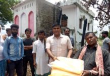 वड़ा अध्यक्षले निजी स्रोतबाट अग्नि पीडि़तलाइ गरे सहयोग